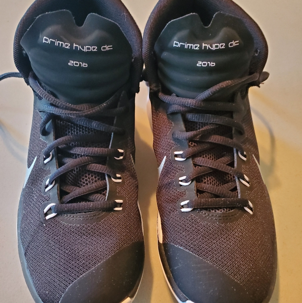 Nike boy's "Prime hyperdunks" sneakers. Sz. 6.5